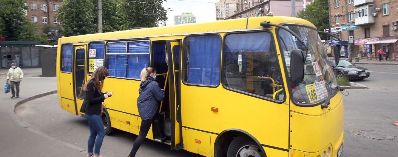 В Киеве двое парней угнали маршрутку, пока водитель отошел