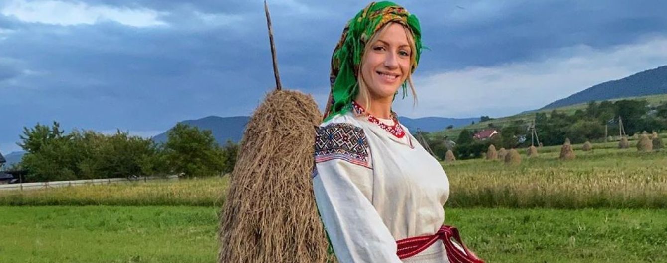 Уехала в Карпаты: Леся Никитюк в национальном костюме бойков позировала у стога сена