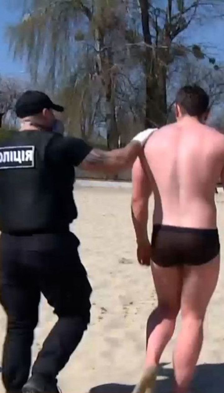Суд оправдал пловца, которого копы задержали в "Гидропарке" после введения карантина