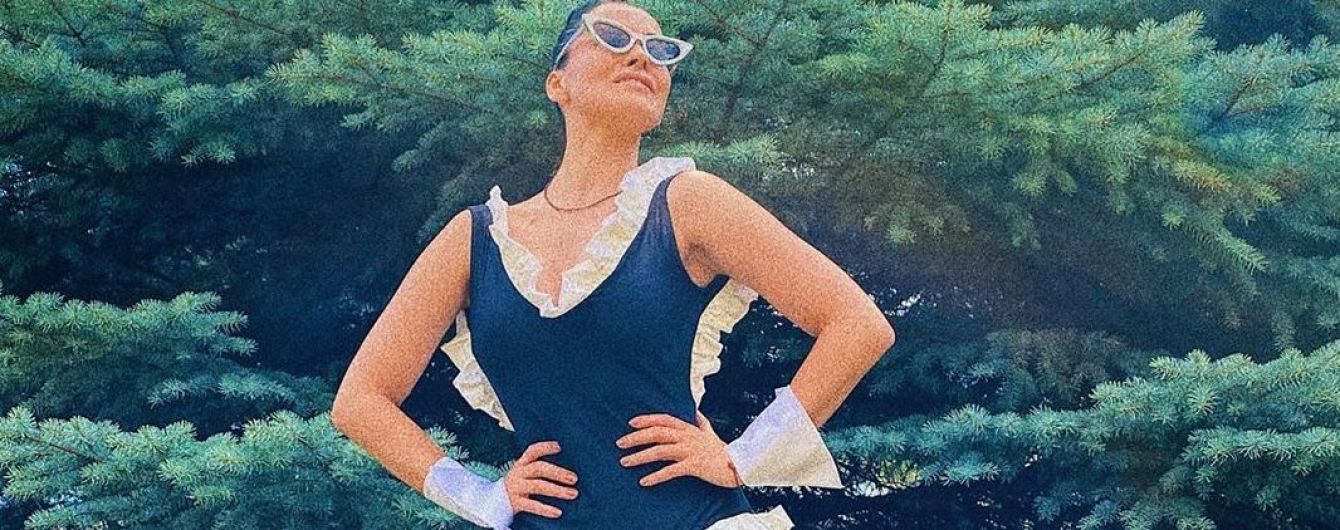 В купальнике и на каблуках: Даша Астафьева пикантно позировала на фоне елки