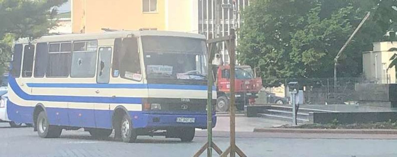 Захват заложников в Луцке: связь с водителем исчезла после 9 утра