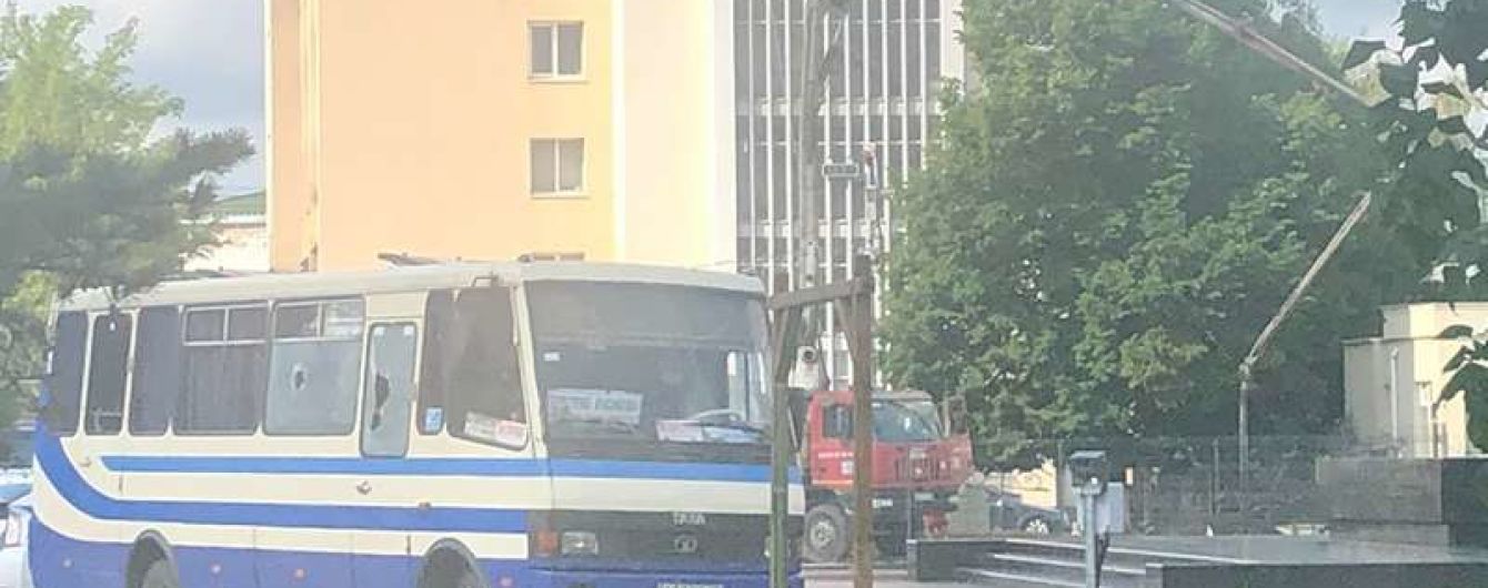 Захват автобуса с пассажирами в Луцке: в СБУ сообщили, что террорист не идет на контакт
