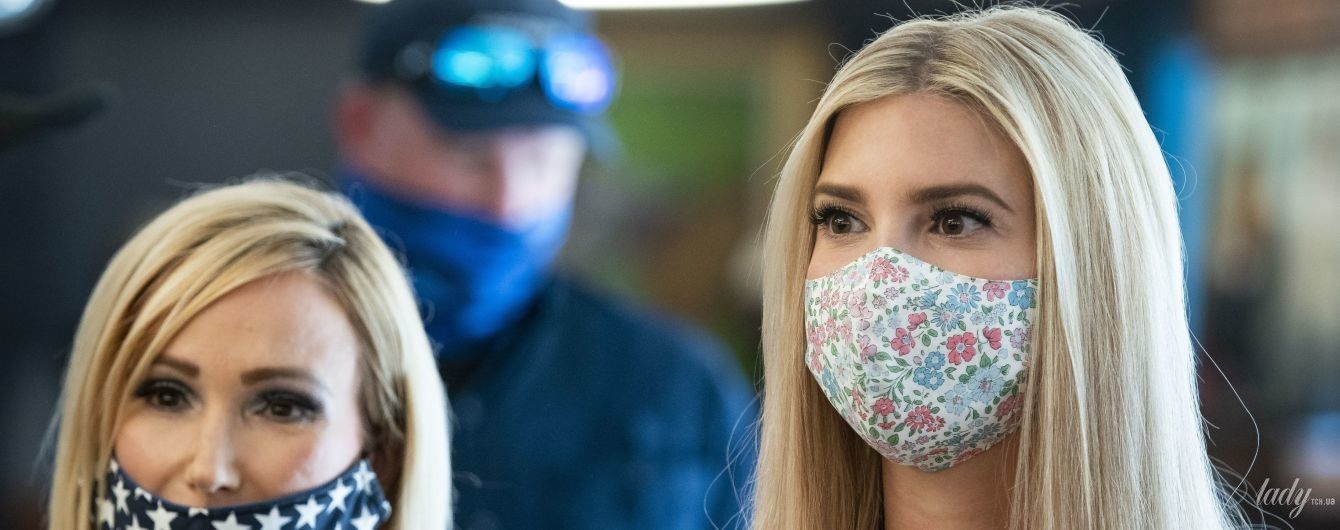 Без каблуков и в маске с принтом мильфлер: Иванка Трамп раздала нуждающимся коробки с продуктами