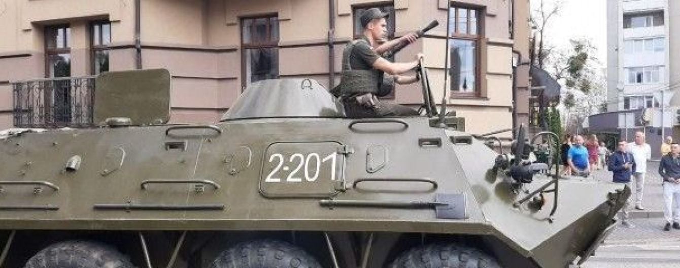 Взятие в заложники автобуса с людьми: в центр Города стянули силовиков и БТРы