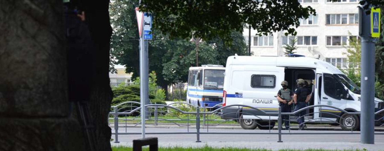 В Луцке взрывотехники обезвредили одну гранату, которую выбросил из захваченного автобуса террорист