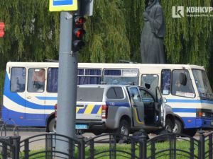 Второй раз не подпустил: полицейского не пустили в автобус в Луцке, чтобы договориться об освобождении ребенка