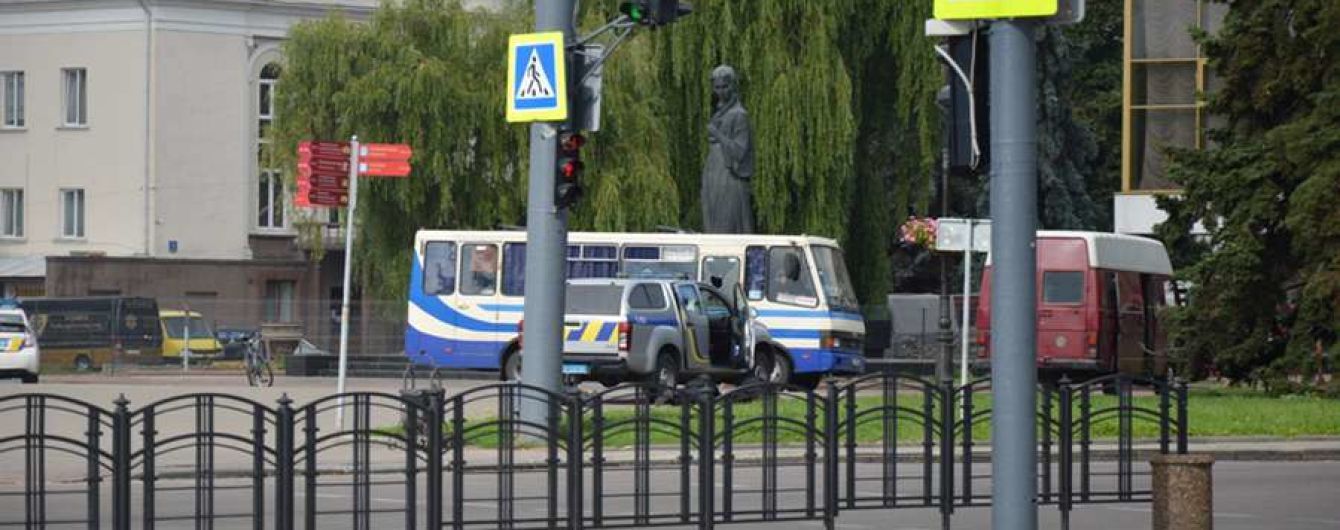 Захват автобуса в Луцке: правоохранители ищут родных заложников