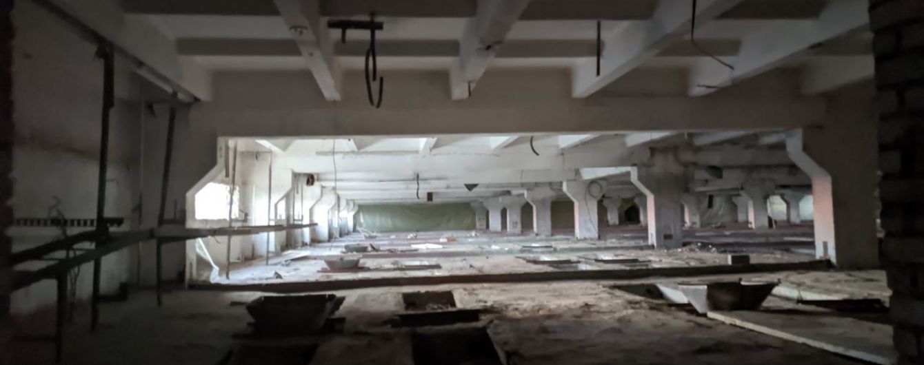 В Харькове женщина упала в шахту на заброшенном заводе