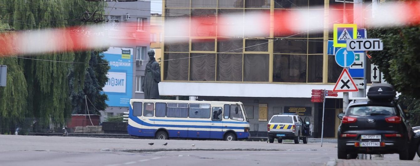 Террорист пустил к автобусу с заложниками в Луцке полицейского: передали воду
