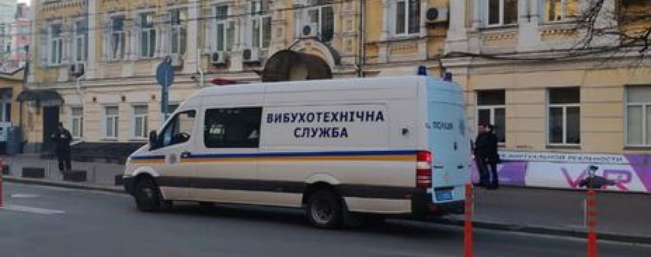 Заминирование Киева: ищут взрывчатку на вокзале и в аэропорту "Жуляны"