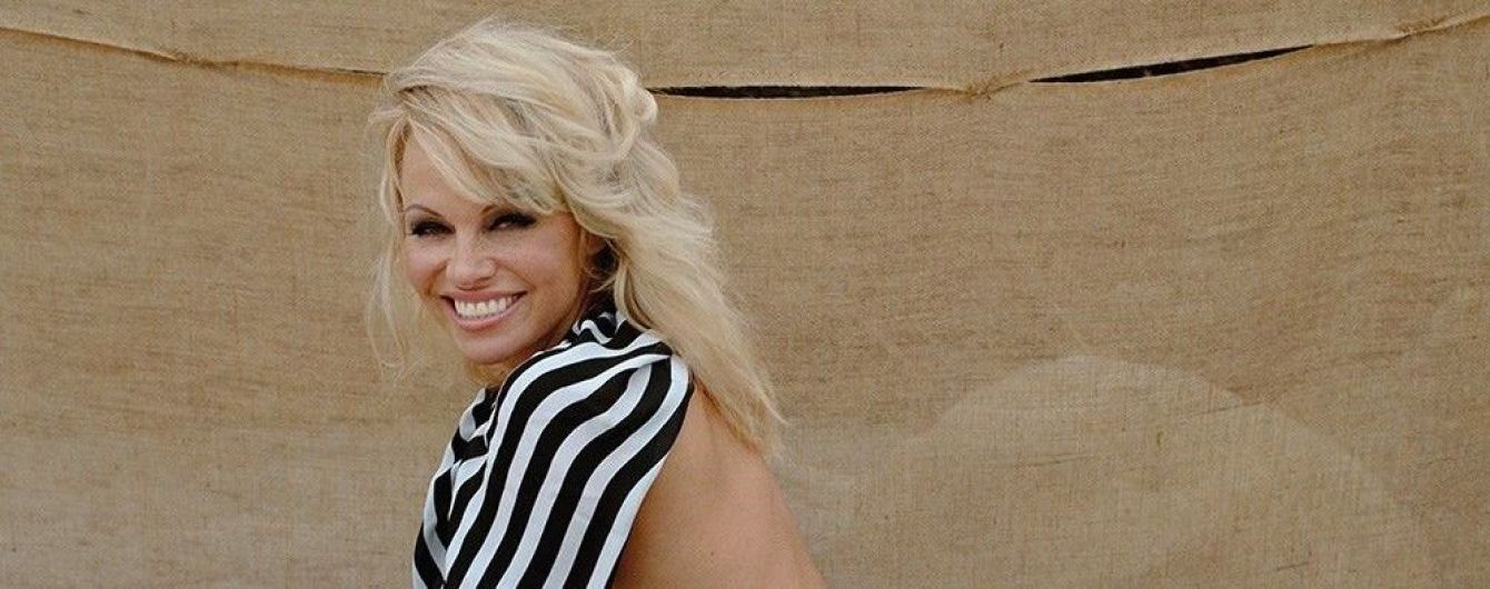 Полностью обнаженная 53-летняя Памела Андерсон эротично позировала на кровати