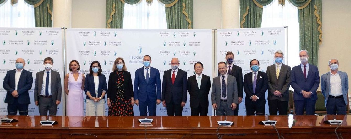 Новый глава Нацбанка провел первую встречу с послами G7
