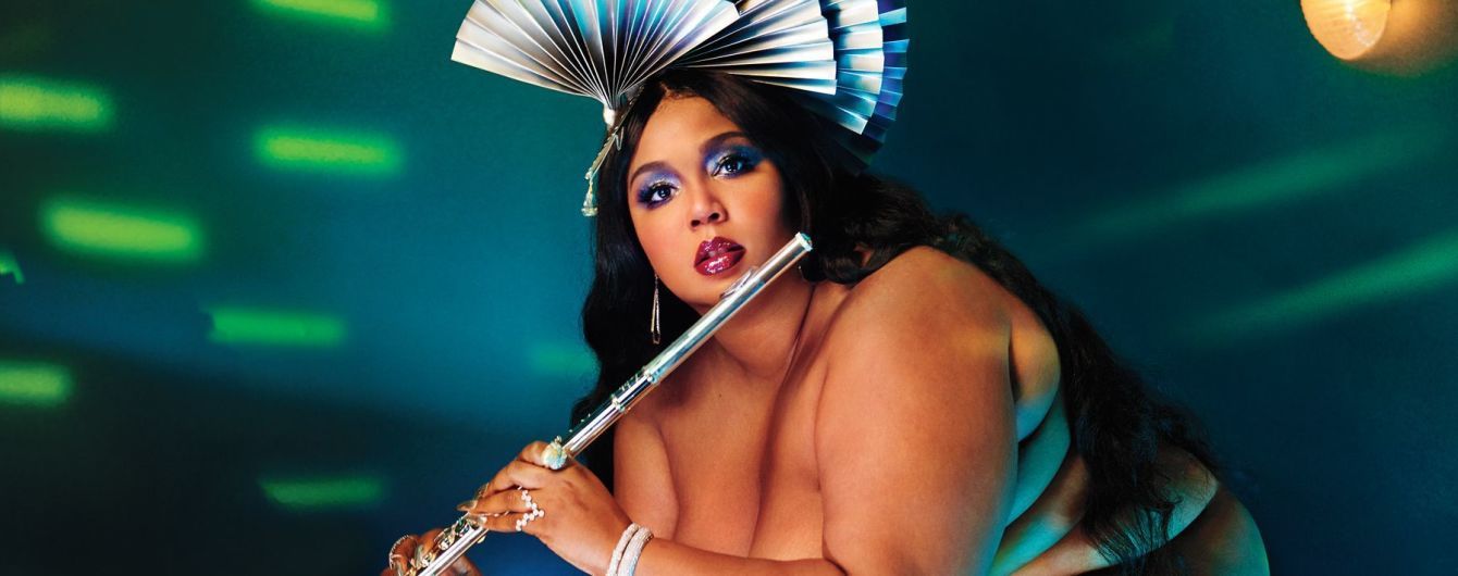 Пышнотелая Lizzo с зелеными волосами эротично позировала топлесс