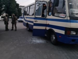 Коваль і Аваков кажуть, що терорист здався сам, проте очевидці розповідають про штурм