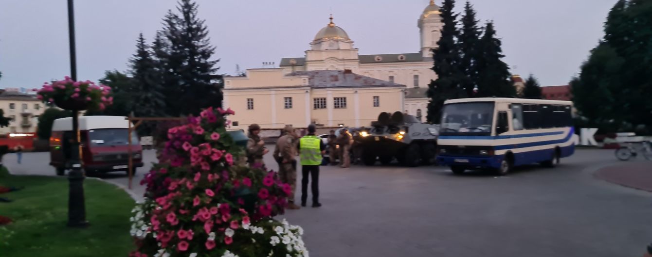 Захват автобуса в Луцке: полиция и СБУ опровергли информацию о прикованных к сиденьям заложникам