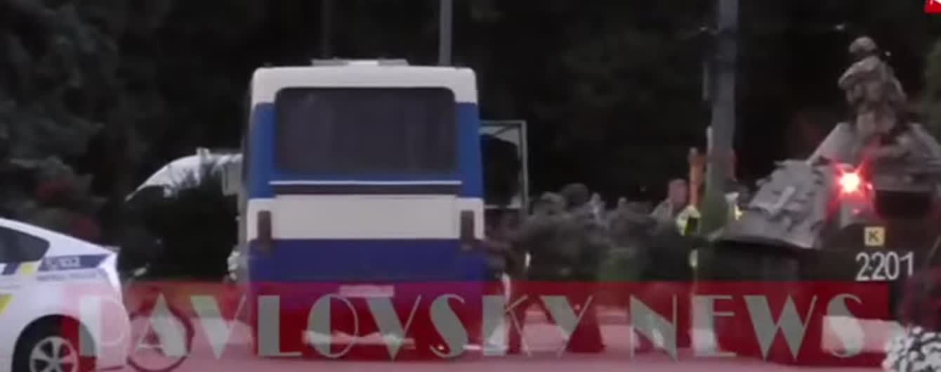 "Штурм начался, когда Кривош сдался": появилось видео задержания мужчины, который захватил автобус в Луцке