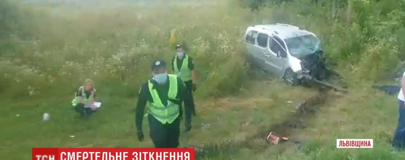 Во Львовской области два авто столкнулись "лоб в лоб": водители погибли