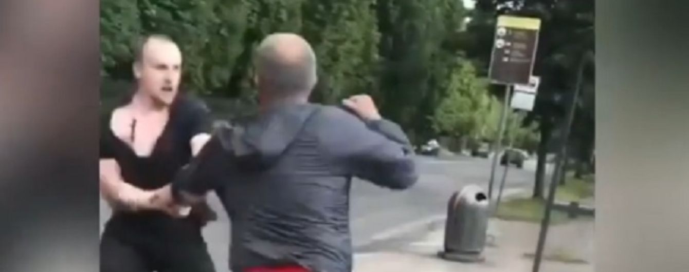 Во Львове молодой человек напал на мужчину из-за просьбы одеть маску в автобусе: появилось видео