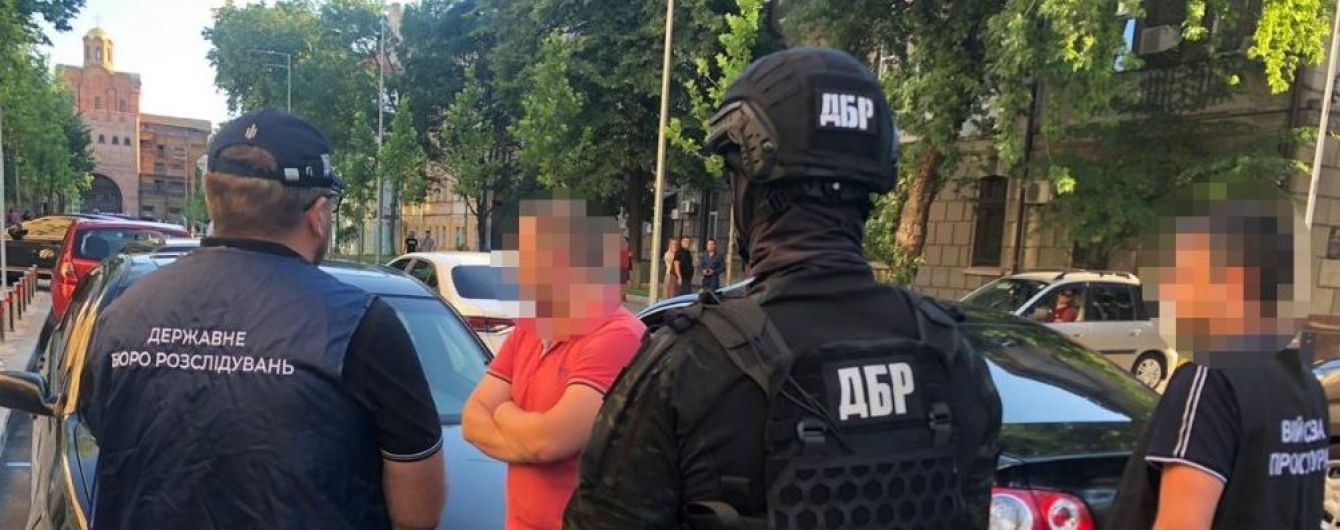 "Крышевал" проституток и рекламировал их услуги: ГБР задержала СБушника за сутенерство