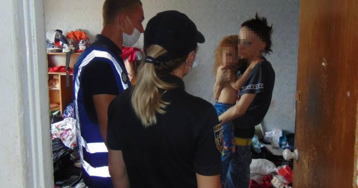 Грязь и антисанитария: полиция показала условия проживания детей в Киеве с горе-матерью