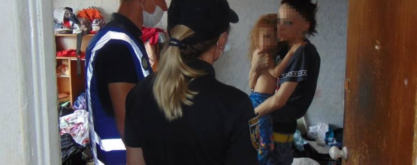 Грязь и антисанитария: полиция показала условия проживания детей в Киеве с горе-матерью