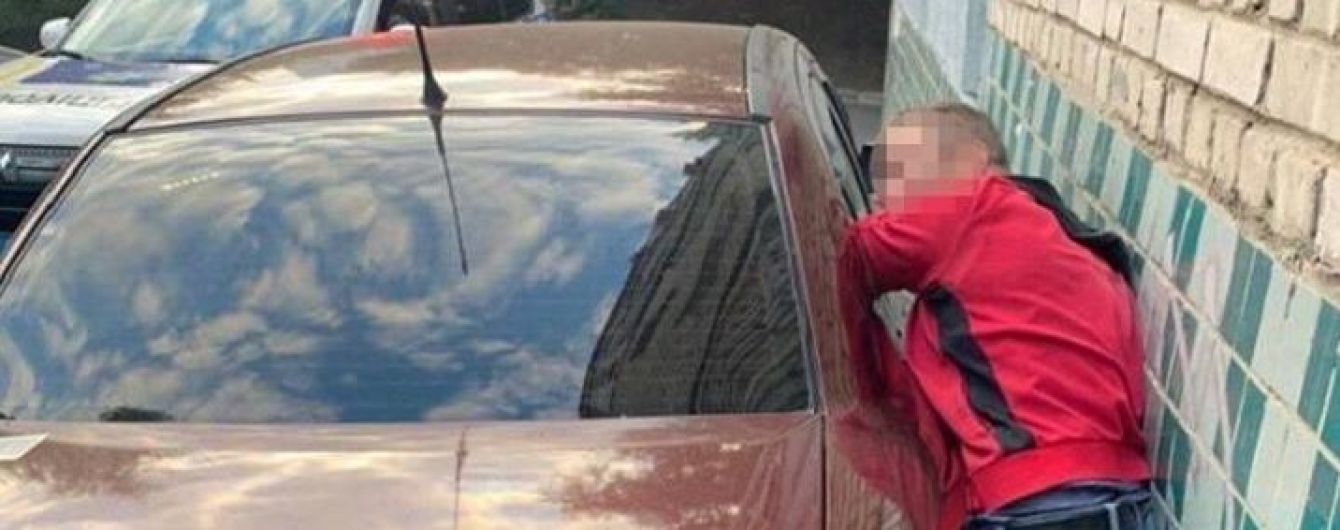 В Киеве вор застрял в разбитом окне машины