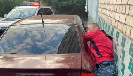 В Киеве вор застрял в разбитом окне машины