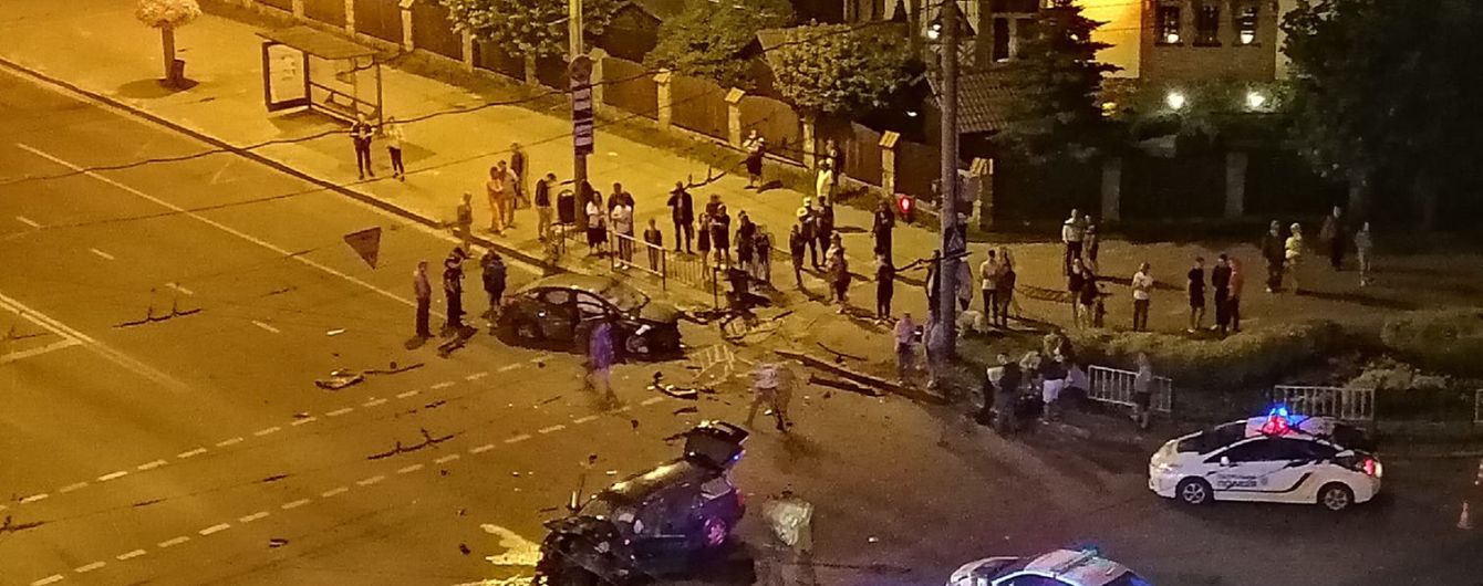Во Львове на большой скорости врезались два авто: камеры зафиксировали ужасный момент столкновения