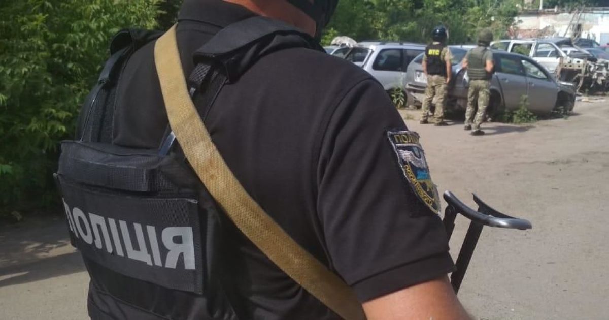 Под Днепром 18-летний парень набросился с ножом на полицейского: пострадавший в больнице