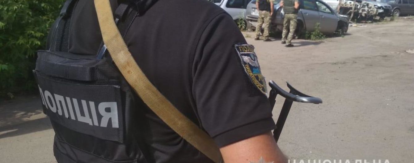 В Полтаве неизвестный угрожает подорвать полицейских гранатой - СМИ пишут о переговорах и заложнике