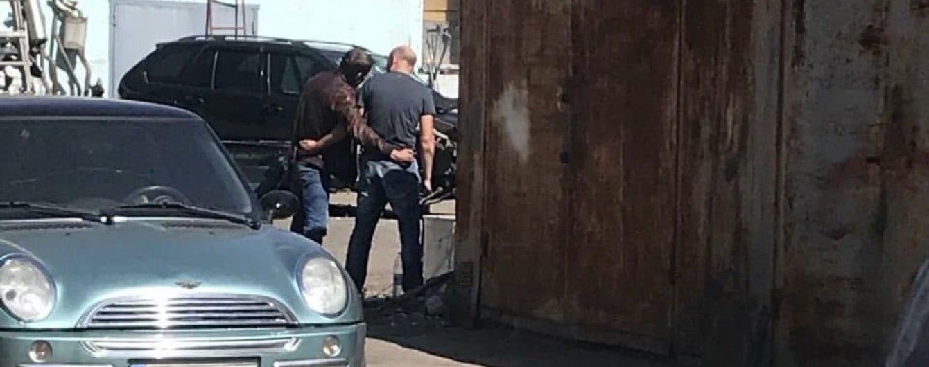 Поиски рецидивиста из Полтавы: СМИ показали машину, на которой злоумышленник вывез полицейского