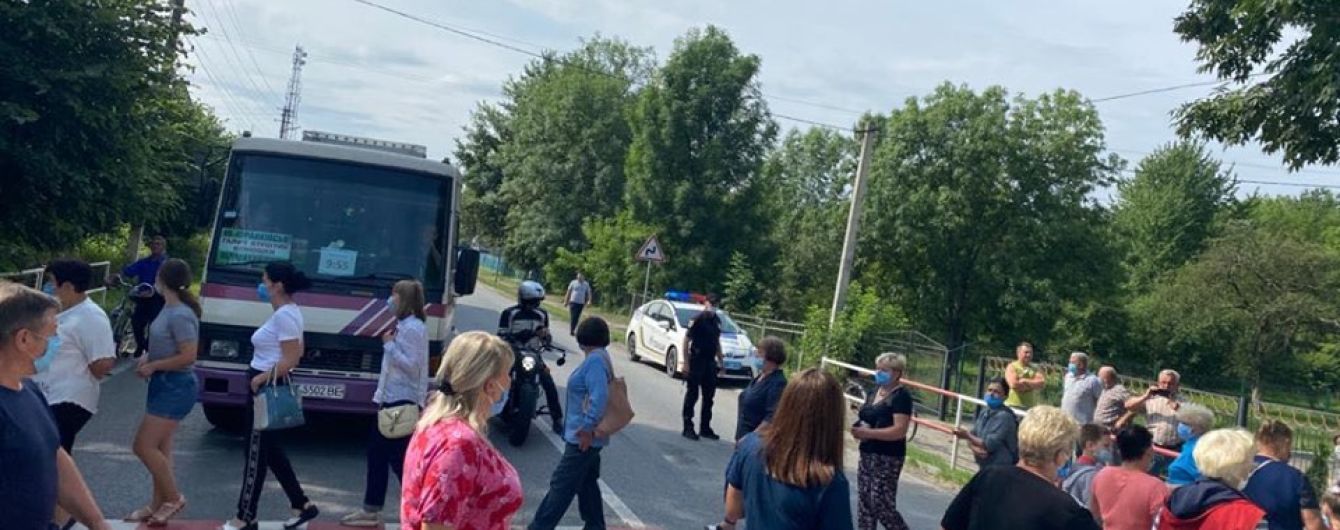 Скандал из-за распределения средств после наводнения продолжается: в Галиче перекрыли трассу "Мукачево-Львов"