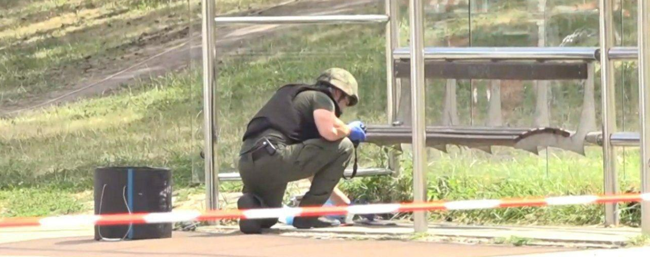Не взрывчатка: в подозрительном пакете на остановке в Киеве нашли яйца и молоко
