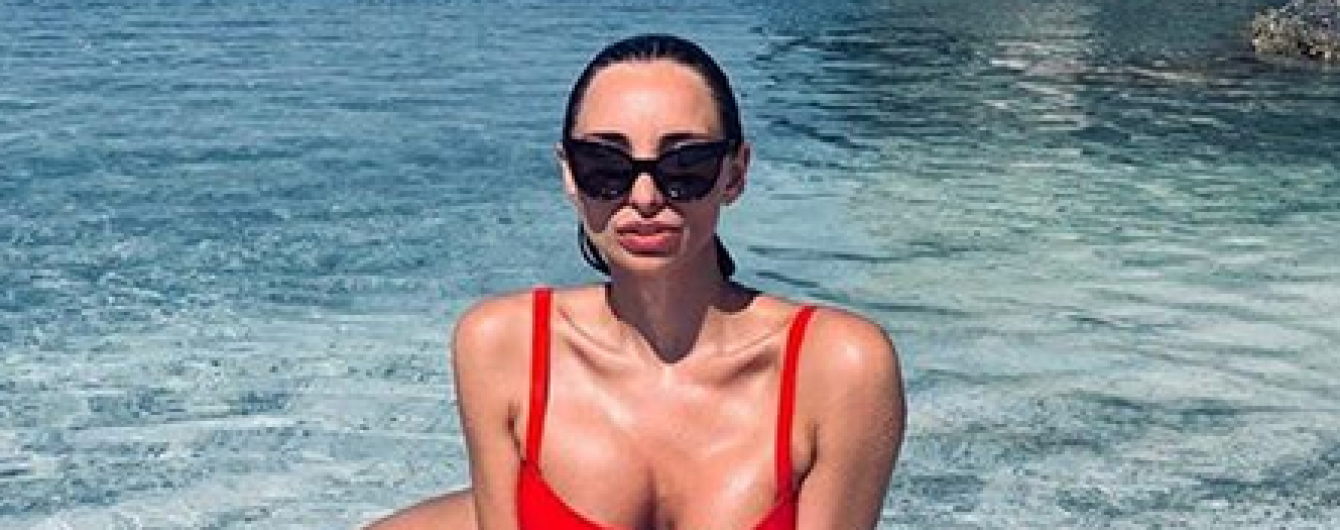 В цветочном купальнике Dolce & Gabbana и с подросшей дочерью: Кристина Шишпор отдыхает на море