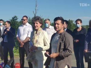Зеленський і президентка Швейцарії в Луганській області проінспектували "Велике будівництво" та поїли фруктів і ягід