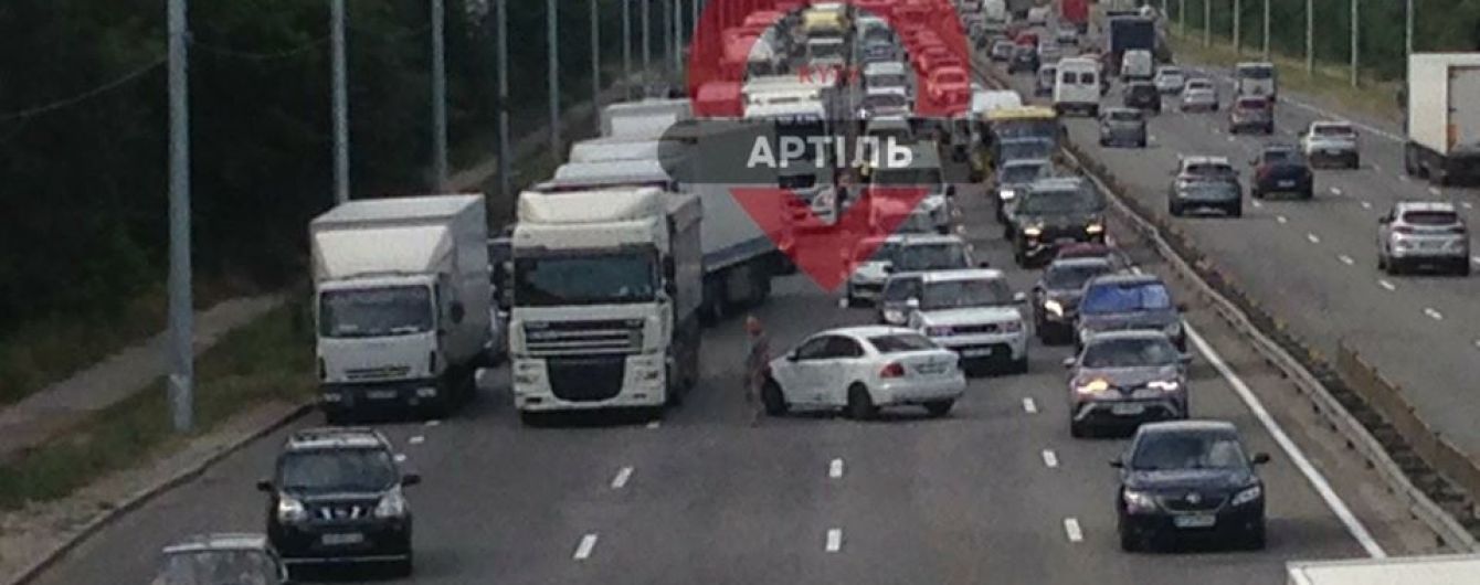 В Киеве на Столичном шоссе не разминулись грузовик и легковушка: движение транспорта парализовано