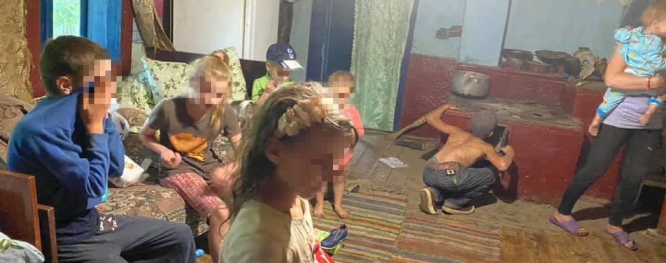 "Голодные, босые и работают, как волы": в лесу под Черновцами в нищете живет 7 детей