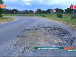 Перевантажені автопоїзди розбили нову дорогу між двома селами Миколаївської області