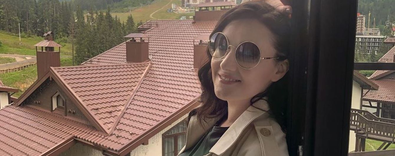 В тренче и круглых очках: Соломия Витвицкая уехала в Буковель