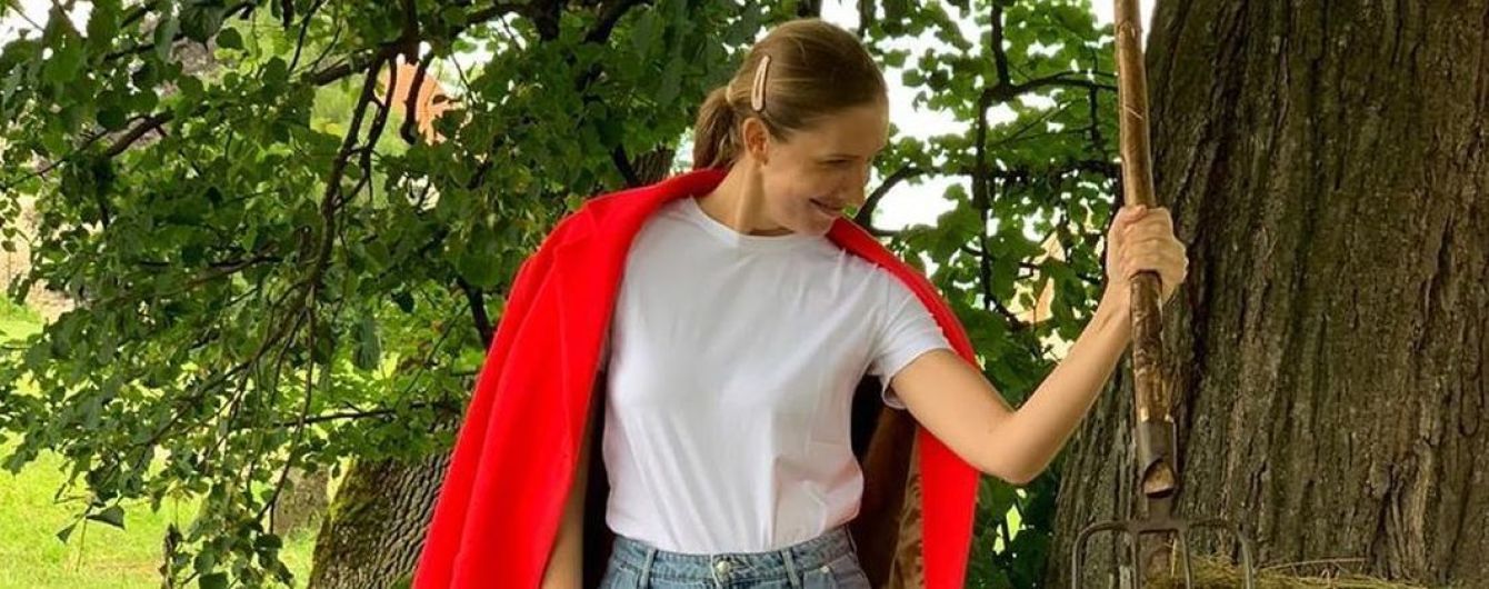 С вилами в руках: стильная Катя Осадчая позировала у стога сена