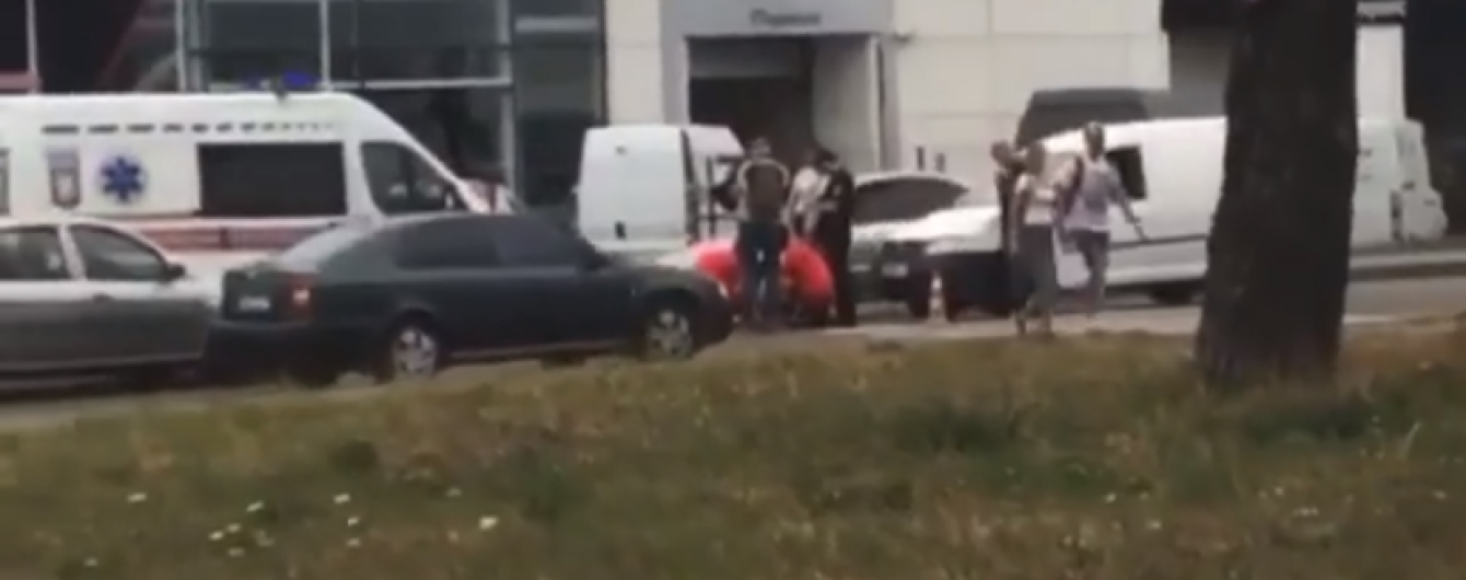 В Киеве на пешеходном переходе авто сбило девушку