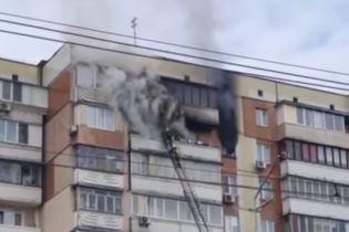 В Киеве загорелась квартира в многоэтажке: женщина сгорела заживо на балконе