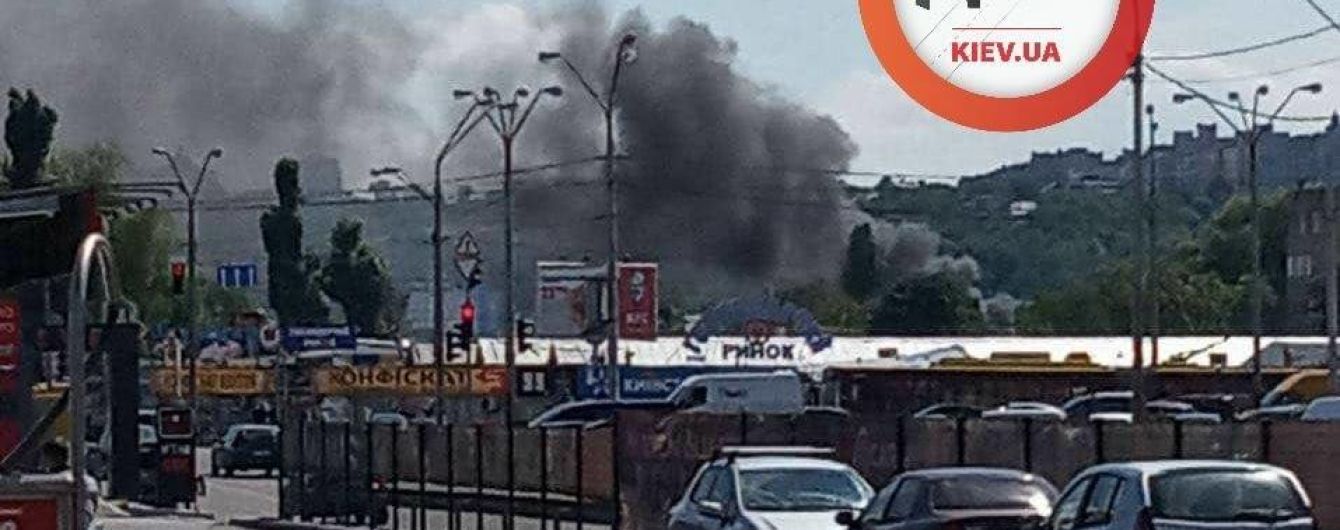 В Киеве загорелся рынок возле станции метро "Почайна"