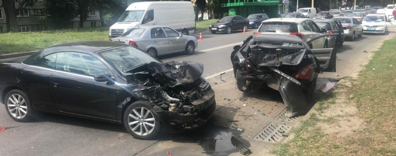 В Харькове столкнулись сразу пять авто - есть пострадавшие