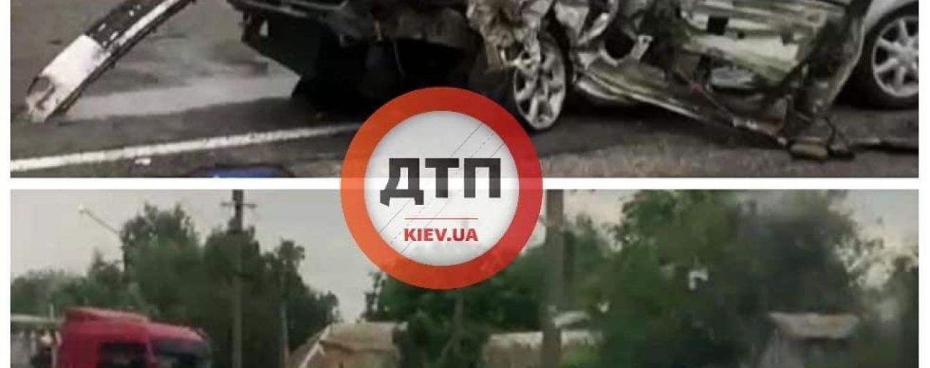 В масштабном ДТП под Киевом погиб водитель легкового автомобиля, 9 человек пострадали, среди них дети