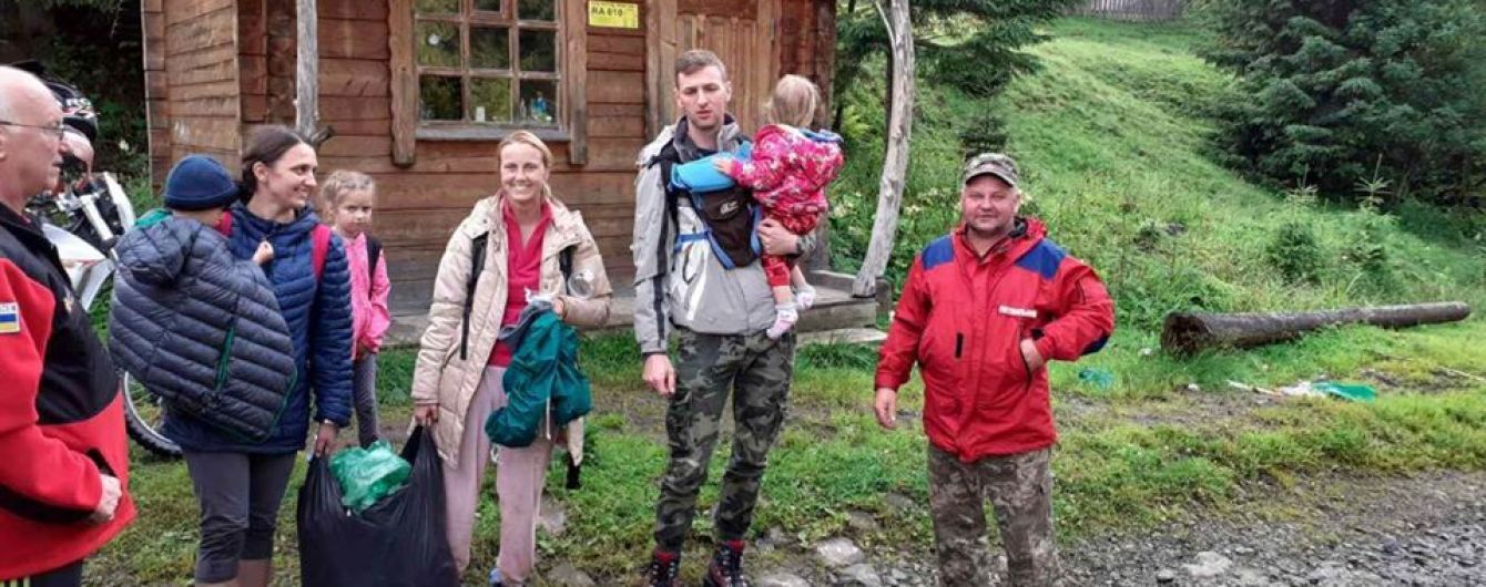 Спасатели спустили с горы в Карпатах туристов с детьми