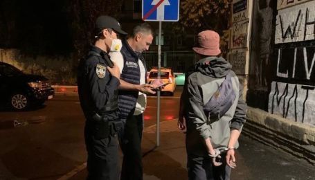 Выписывали граффити на стене: Кличко во время вечерней прогулки Киевом поймал двух "художников"