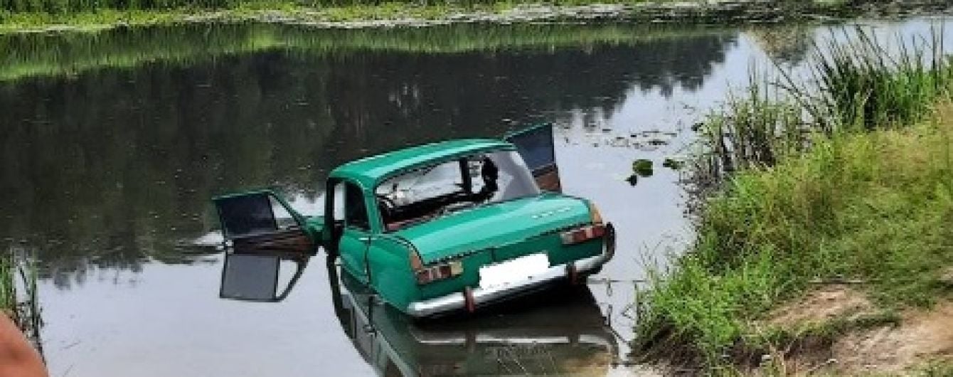 В Житомирской области в результате ДТП автомобиль съехал с дороги в реку и утонул вместе с водителем