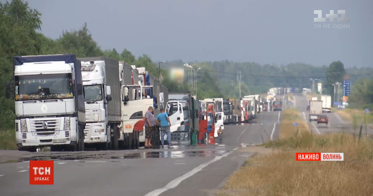 Чекають по три доби: на українсько-польському кордоні утворилася 10-кілометрова черга з фур