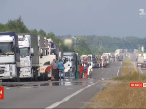Ждут по трое суток: на украинско-польской границе образовалась 10-километровая очередь из фур